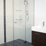 inline_showerdoor_with_starfire_glass_and_clamps