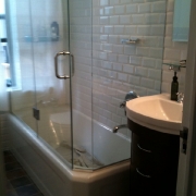 neo_angle_showerdoor_on_tub