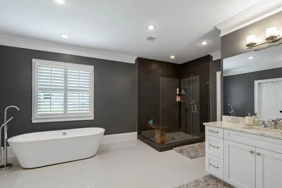 corner shower door using regular glass with square clamps